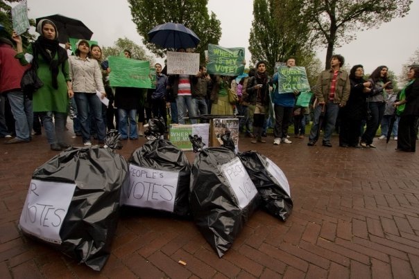 Die Demonstranten in Den Haag benutzen andere Mittel, um ihrem Ärger Luft zu machen.